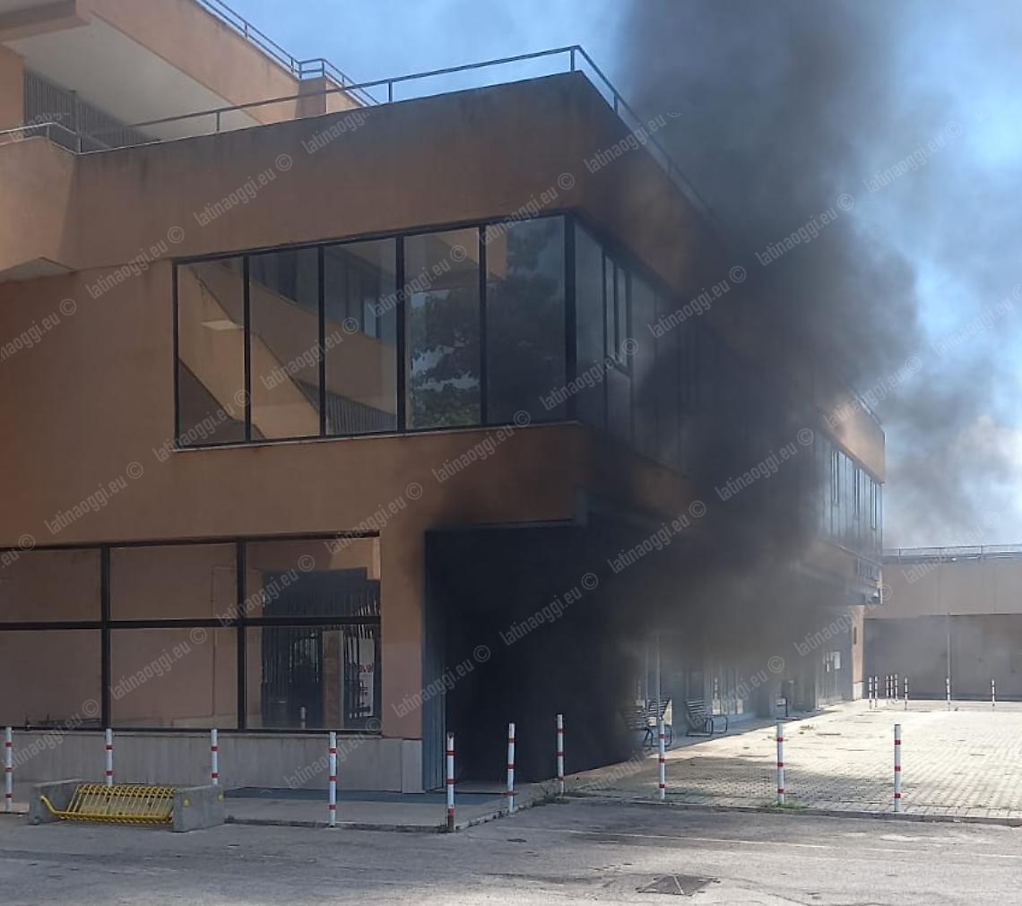 Incendio ad Aprilia, evacuato il palazzo comunale