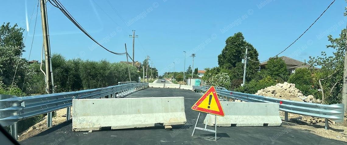 Ponte chiuso da due anni, il quartiere Isole insorge