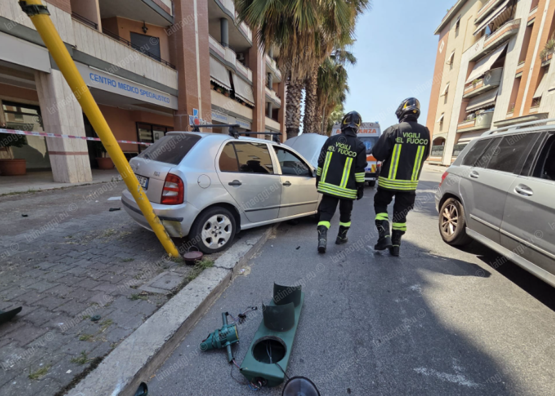Ha rifiutato di sottoporsi all'alcoltest, denunciato il 50enne che ha abbattuto il semaforo