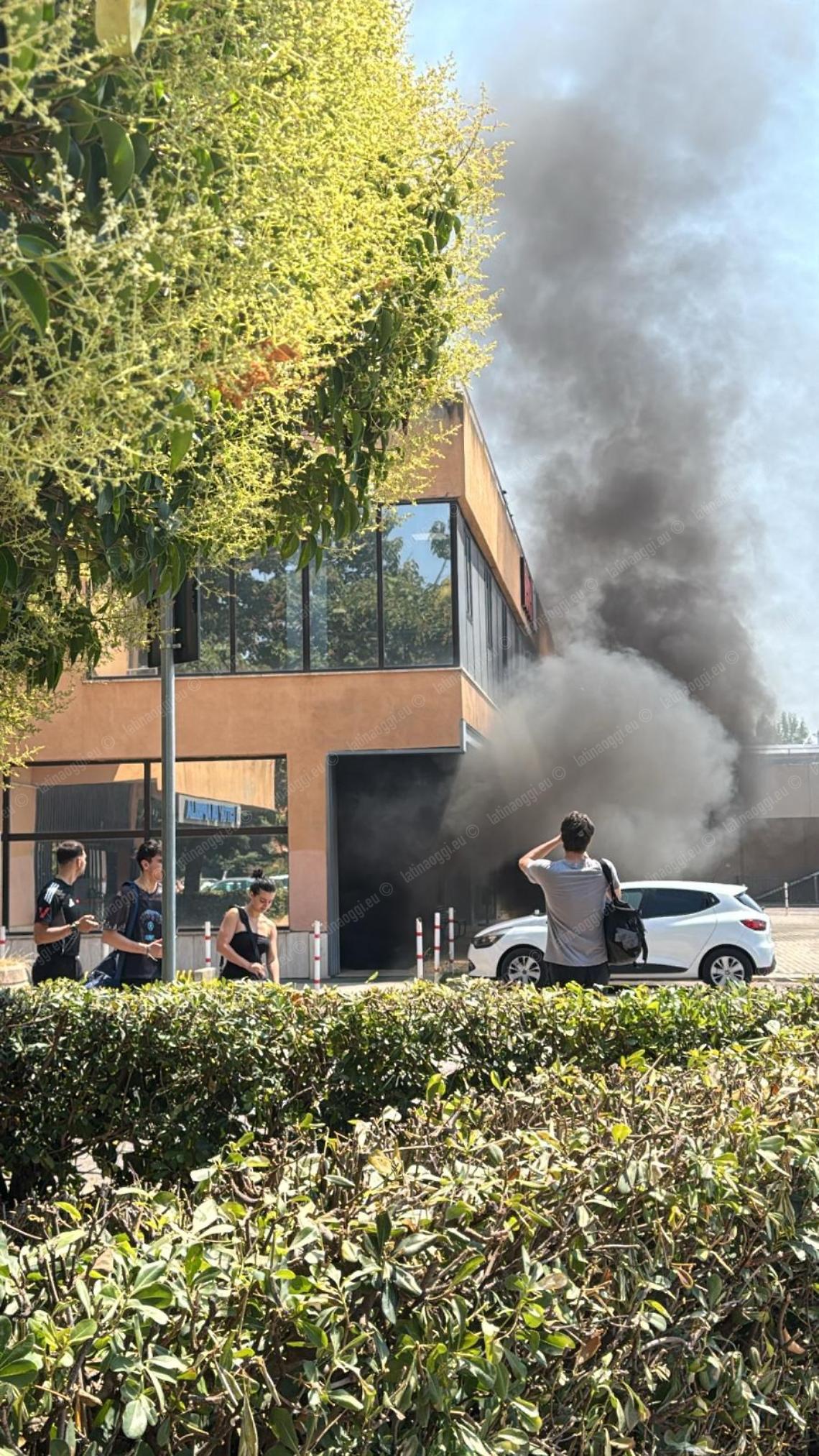 Aprilia, incendio nei garage: evacuati uffici, Comune e negozi