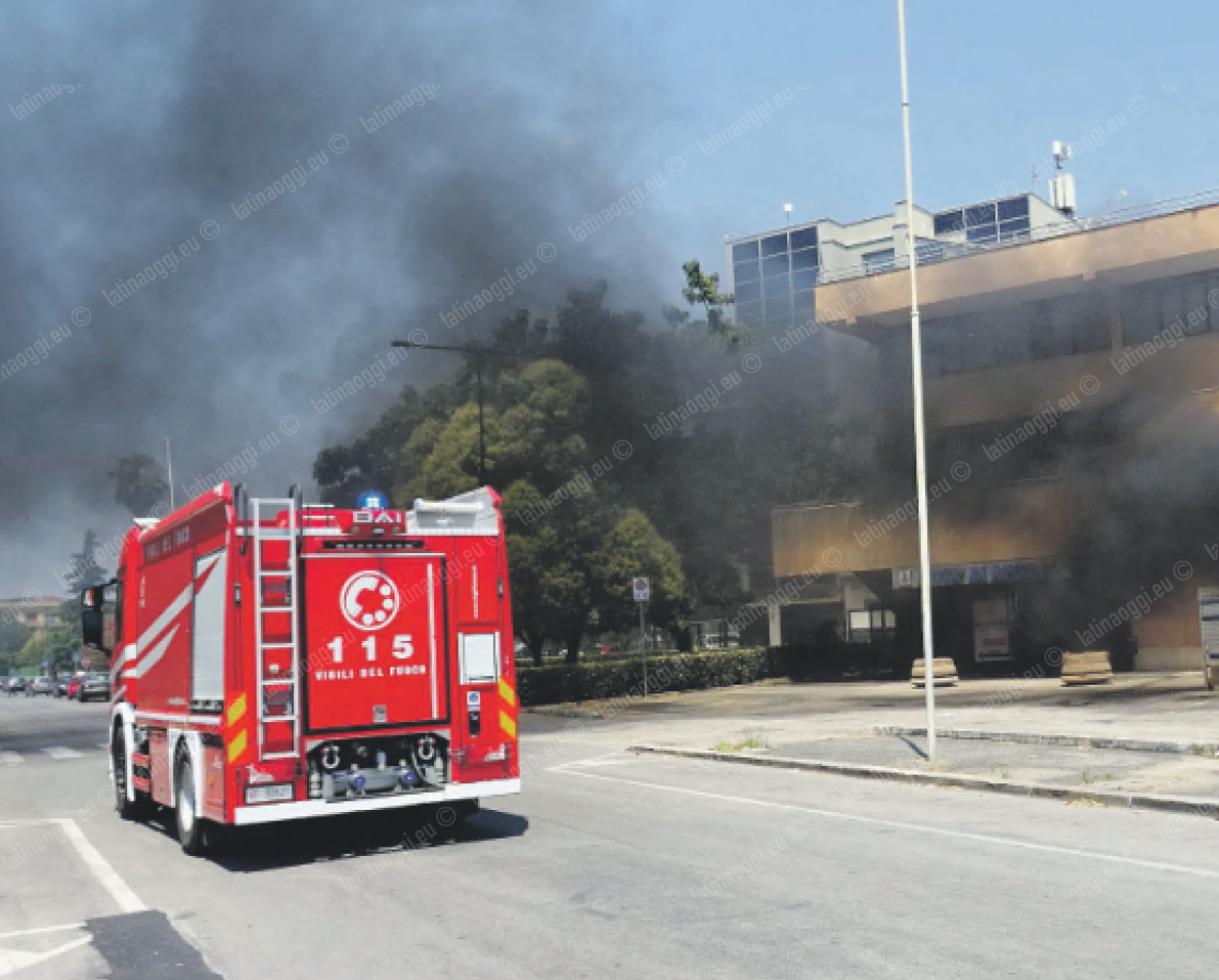 Incendio nella sede degli uffici comunali, ordinanza di chiusura
