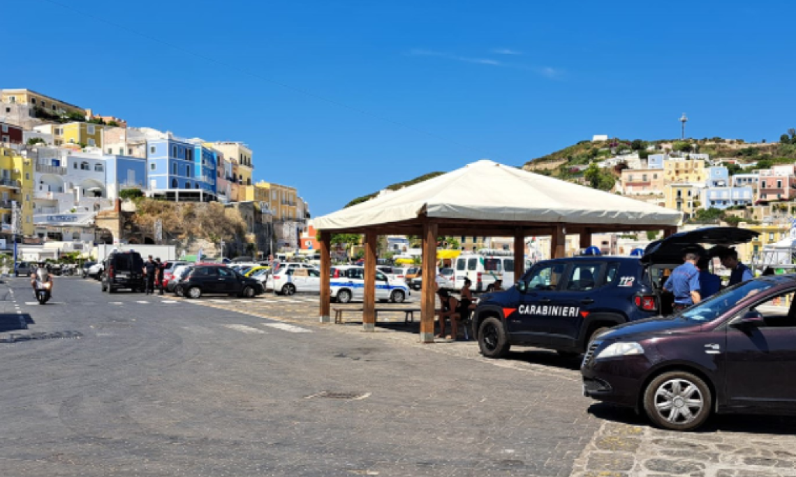 Ponza, controlli straordinari dei Carabinieri: droga su un&rsquo;imbarcazione e multe ai commercianti