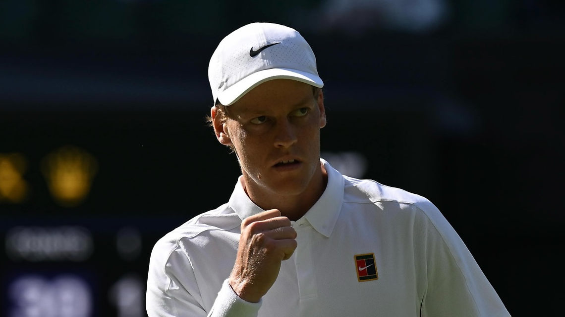 Sinner vola in finale con Alcaraz: tre set a zero a Djokovic