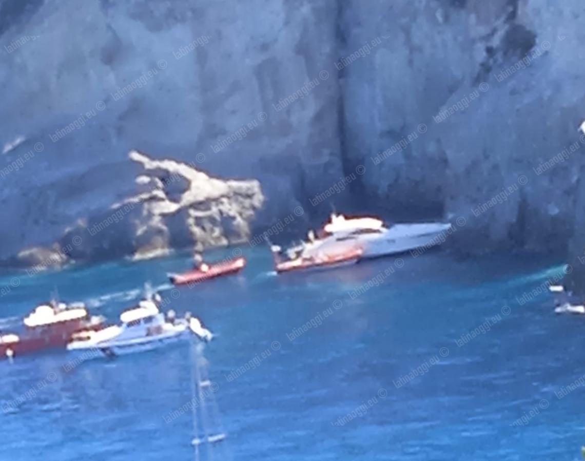 Yacht contro gli scogli a Cala Cecata: interviene anche l’eliambulanza
