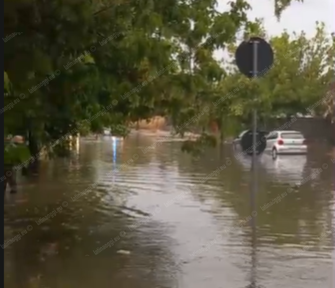 Aprilia nella morsa dell'acqua: tombini saltati e strade allagate