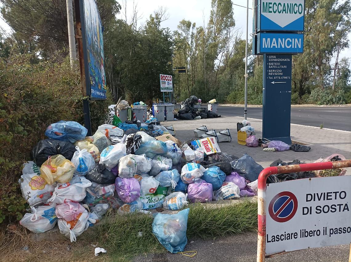 A Latina marciapiedi come discariche: il paradosso del porta a porta