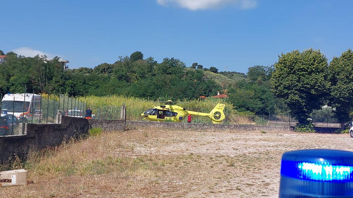 Cade dal terrazzo, 75enne salvo per miracolo 