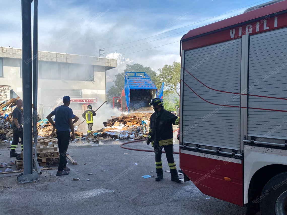Rifiuti di carta a fuoco nell'autocompattatore, paura nel retro del negozio