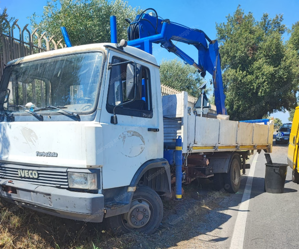 Scontro tra camion sulla Laurentina, grave un uomo
