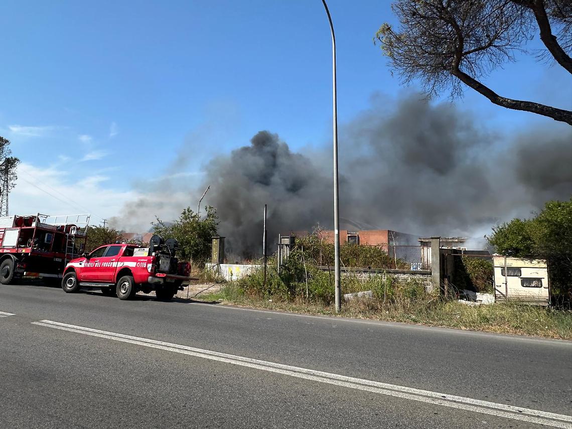 Torna a bruciare l'ex Pozzi Ginori, in fiamme le cataste di rifiuti