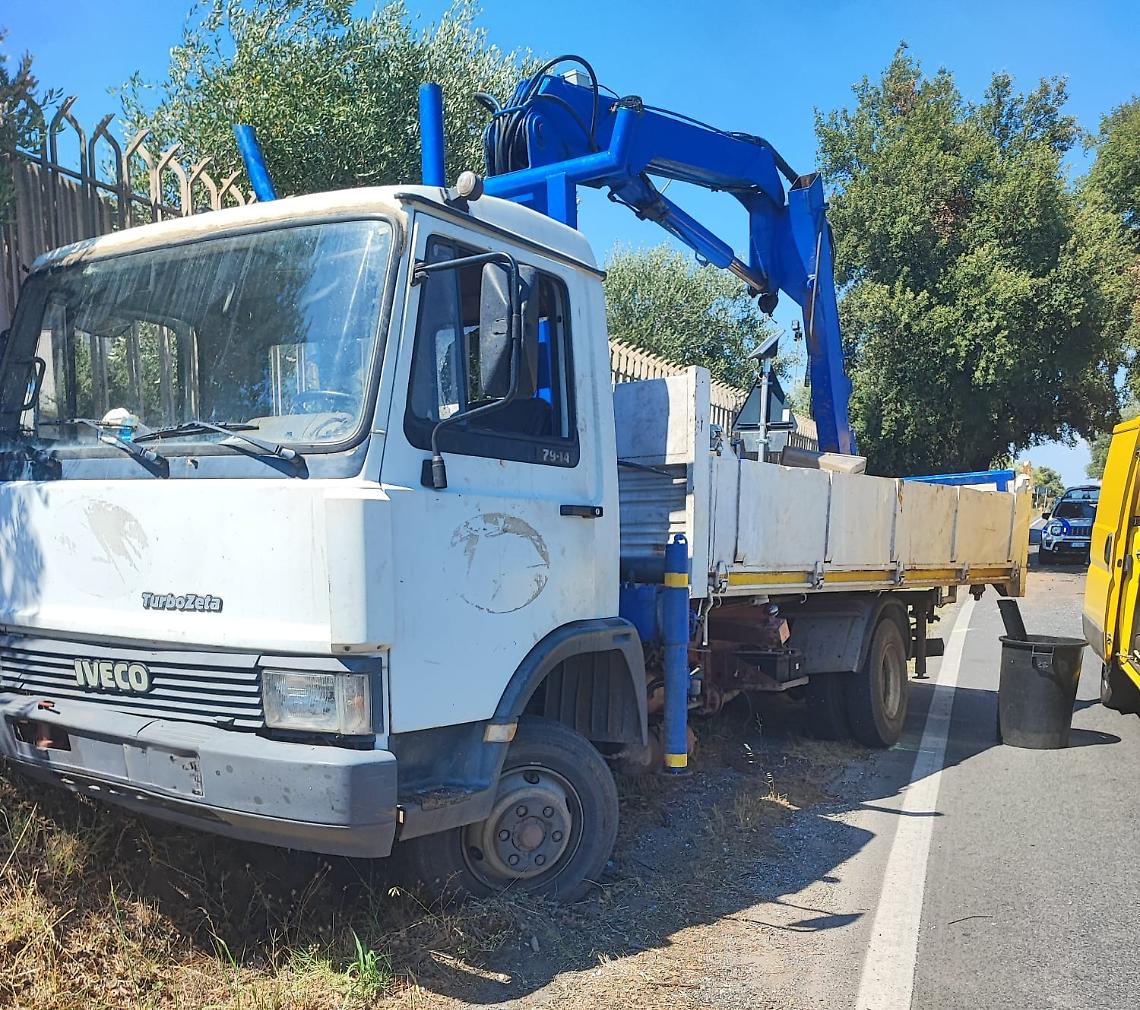Incidente tra due camion sulla Laurentina, grave un uomo