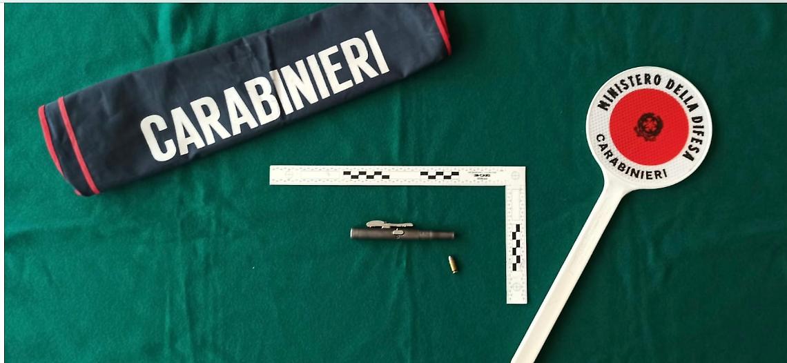 I Carabinieri scoprono una Penna-pistola in casa: nei guai una 25enne
