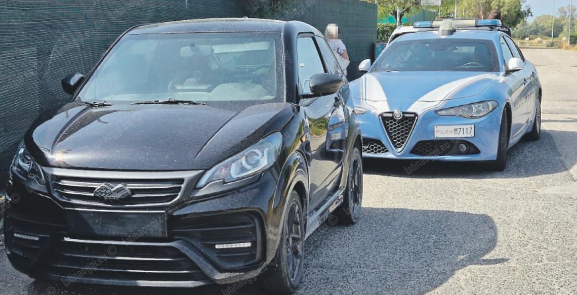 Una pistola a salve dentro una microcar rubata: indaga la polizia 