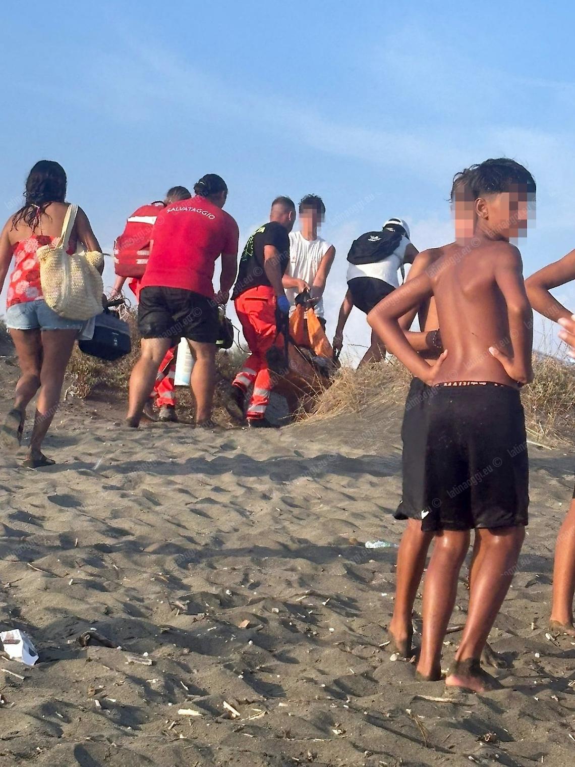 Bambina salvata in mare, il bagnino della spiaggia libera aveva terminato il servizio
