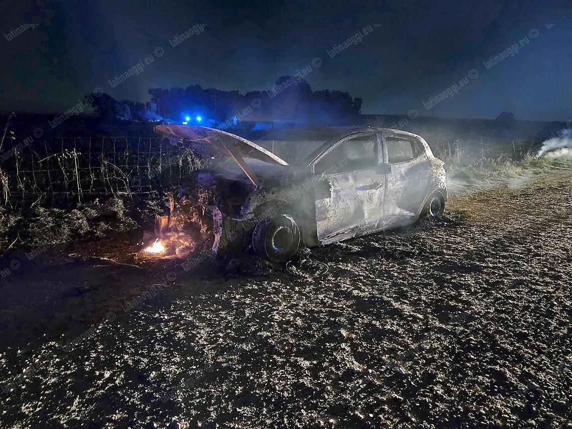 In fiamme un'auto dei carabinieri, giallo sulla provenienza