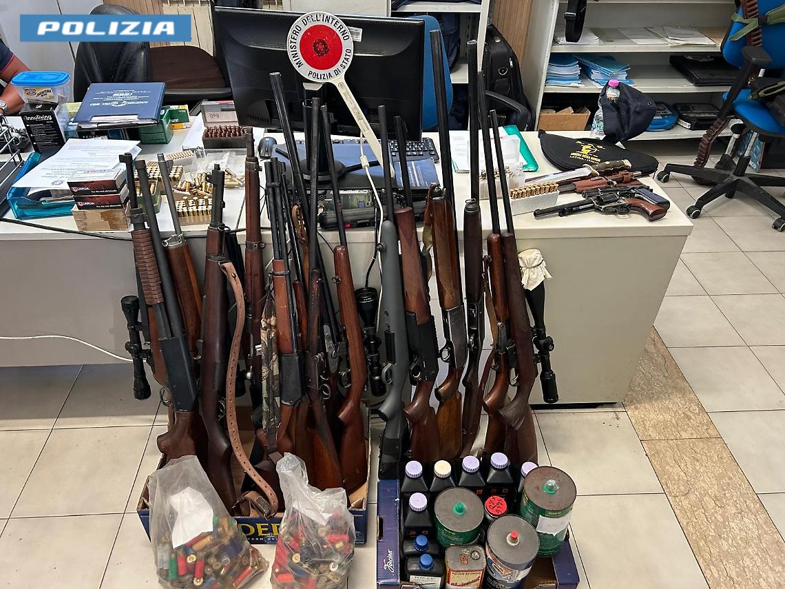 Fondi, blitz della Polizia: sequestrato un arsenale in pieno centro dopo una lite tra vicini
