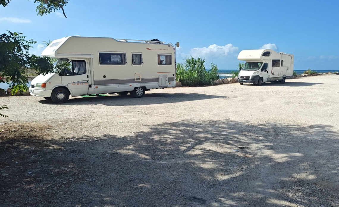 Campeggio abusivo sgomberato  a Punta Fiume