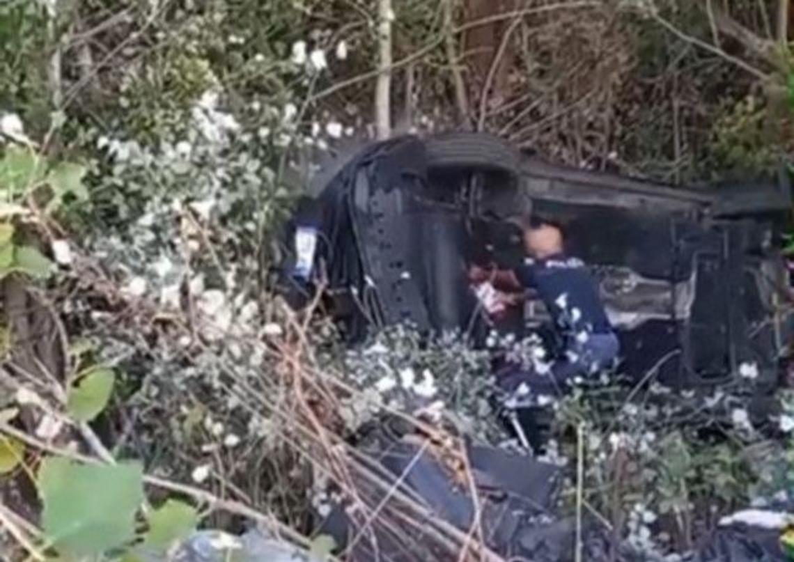 Auto capovolta in un fossato della Pontina, conducente salvato dalla Polizia Stradale