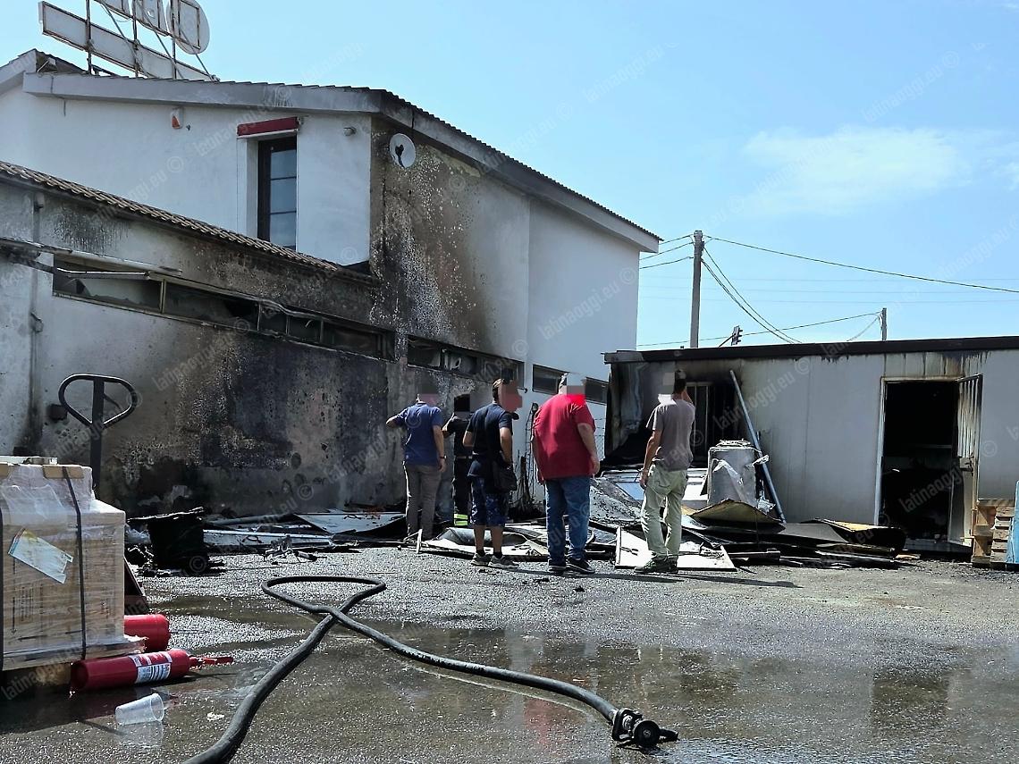 Incendio in un'azienda di allarmi, task force dei vigili del fuoco