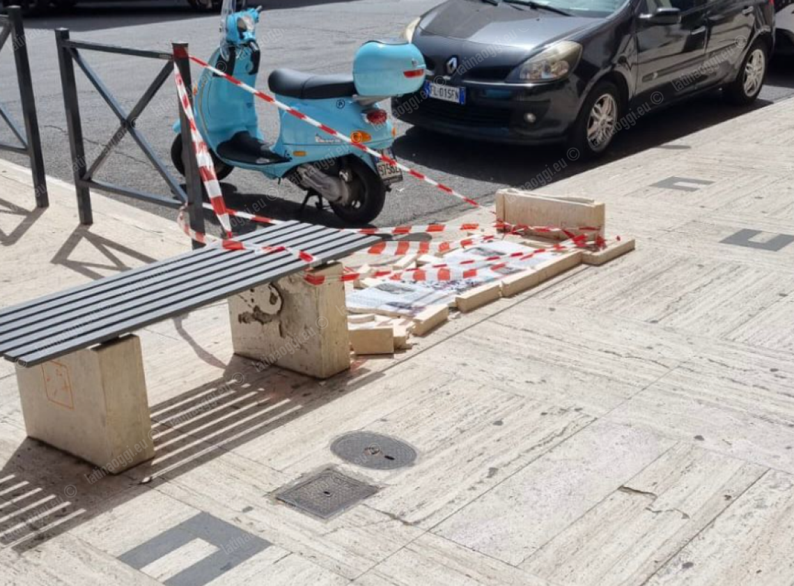 Atto vandalico nella zona pedonale, distrutto uno dei nuovi totem informativi