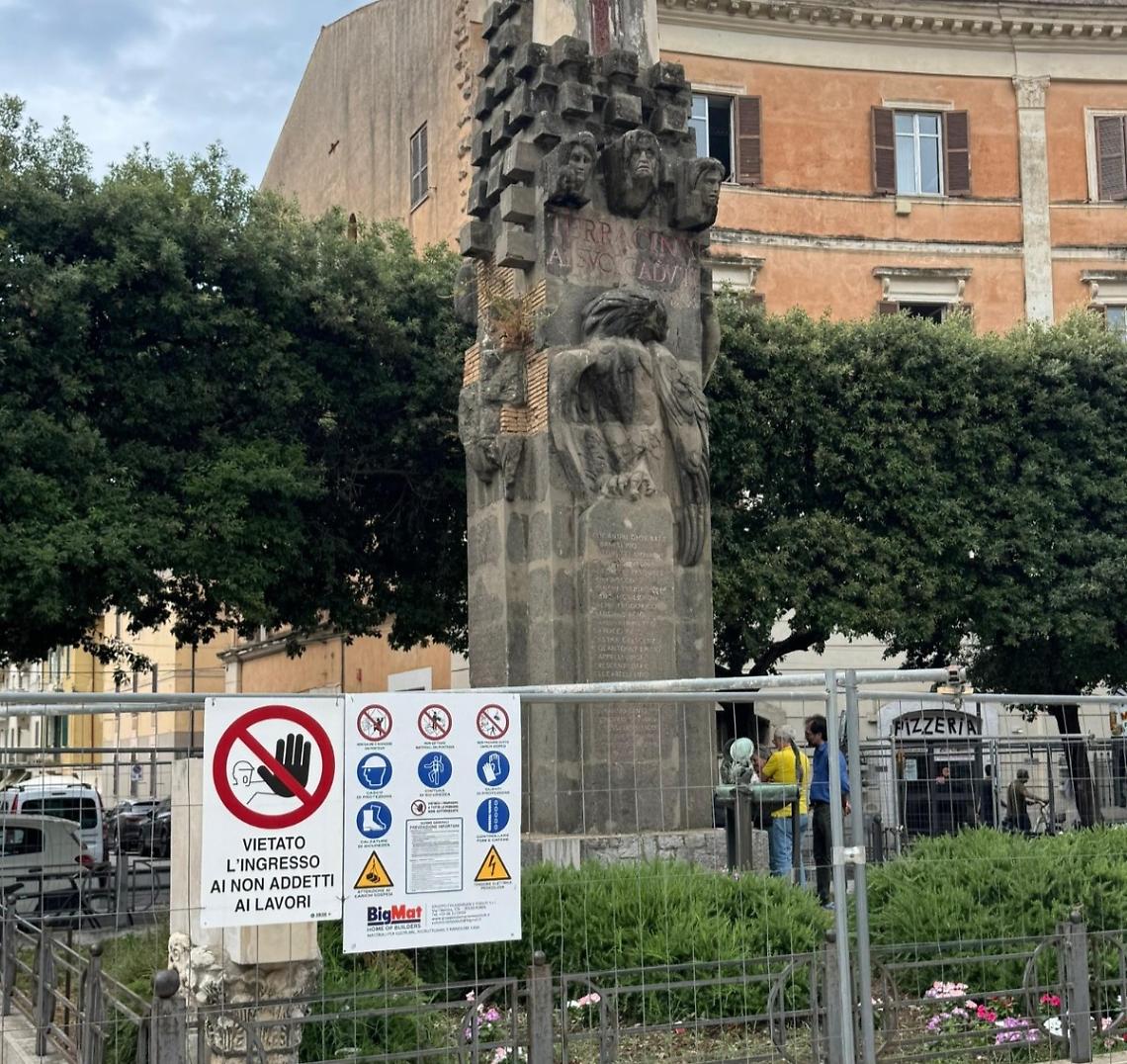 Terracina, atti vandalici al cantiere del Monumento ai Caduti di Piazza Garibaldi
