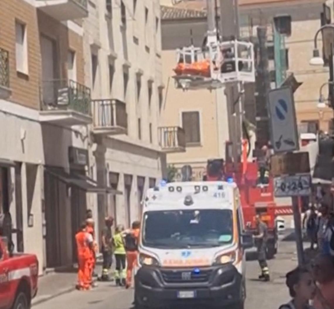 Accusa un malore in casa, intervengono i vigili del fuoco per calarlo dal balcone