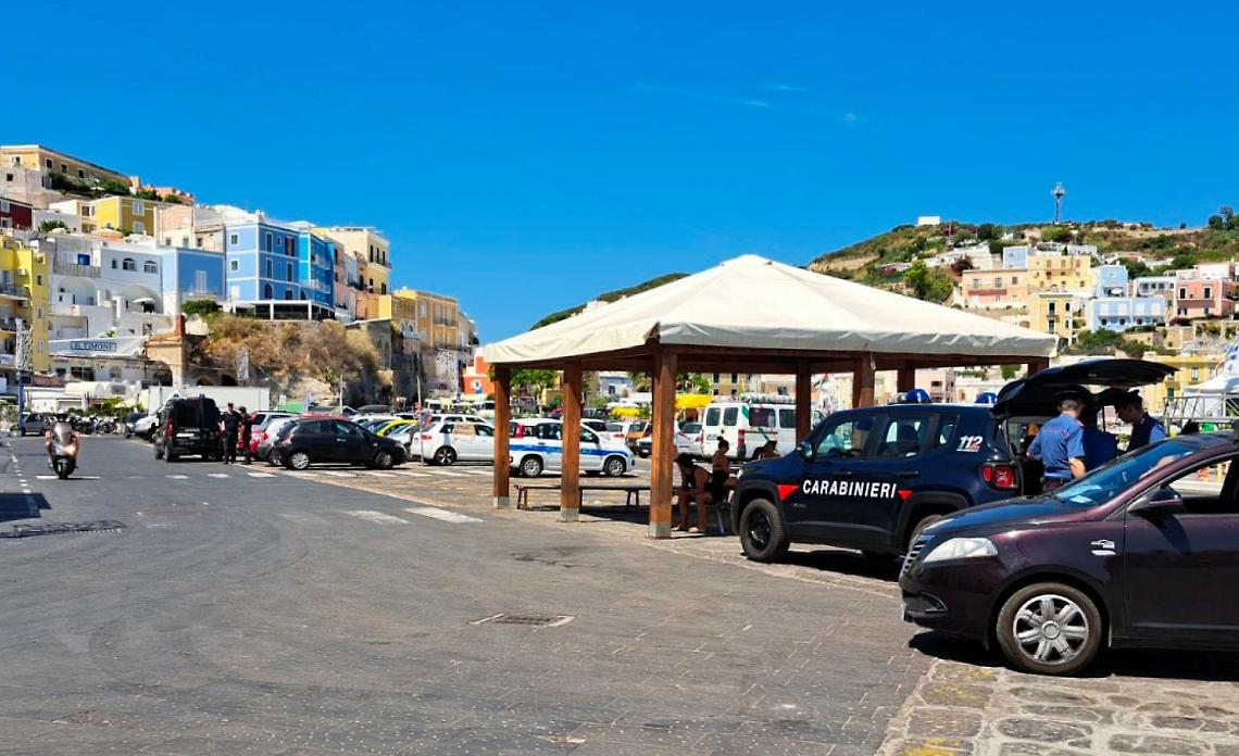 Controlli straordinari a Ponza: verifiche tra movida, mare e turismo