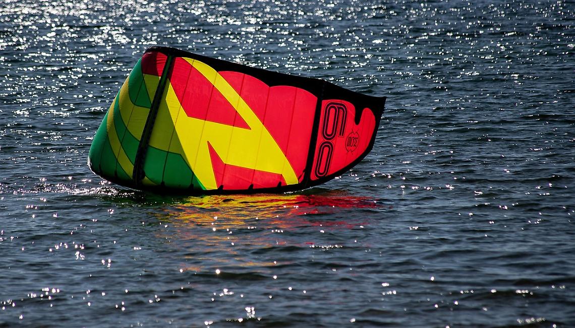 Paura per un bambino ferito dall'aquilone di un kite surf