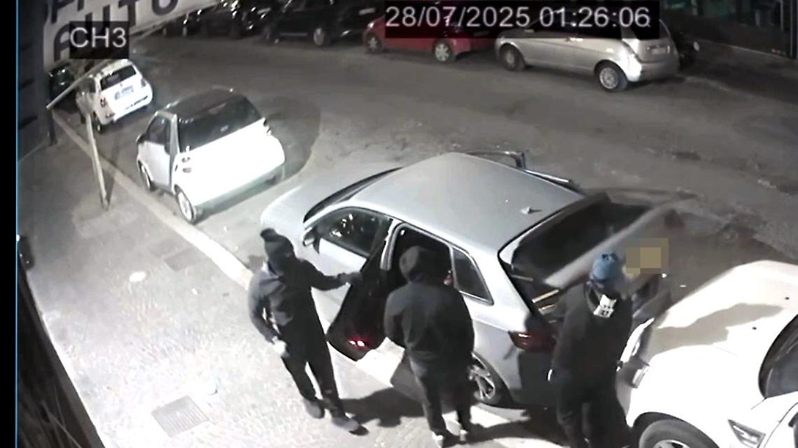 Tentato furto nel negozio di telefonia in centro