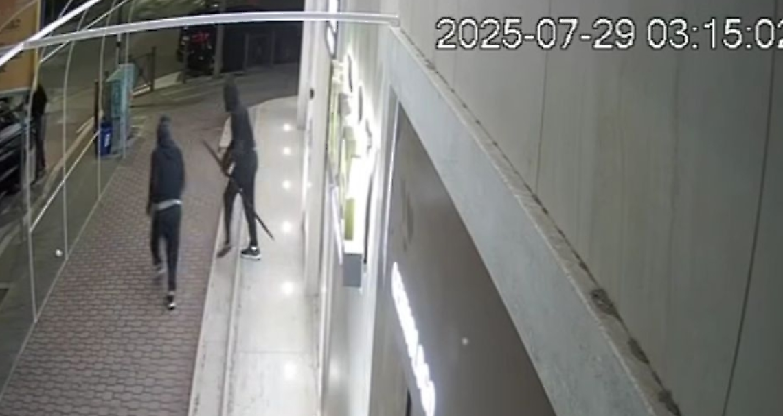 Tre banditi col volto coperto tentano il furto in gioielleria