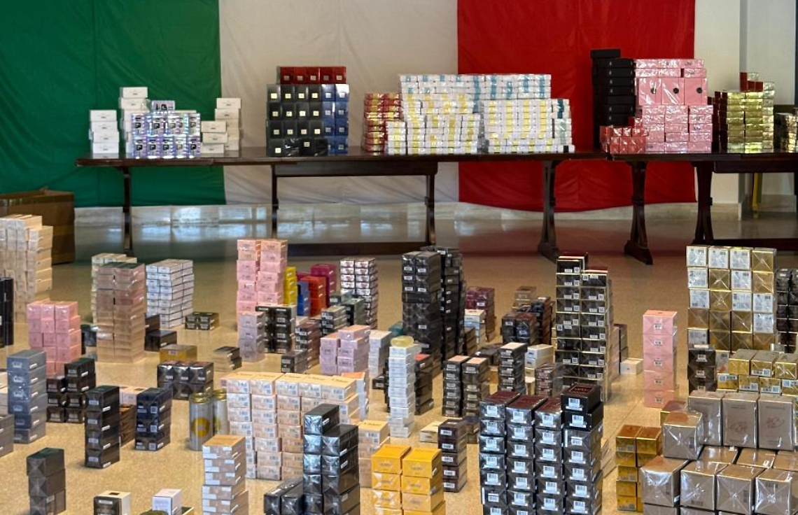 La Finanza scopre un centro di stoccaggio di profumi contraffatti