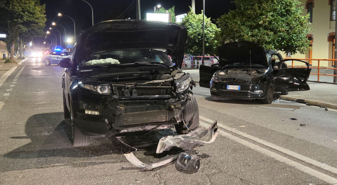 Frontale tra auto nel centro del borgo, due feriti in codice rosso