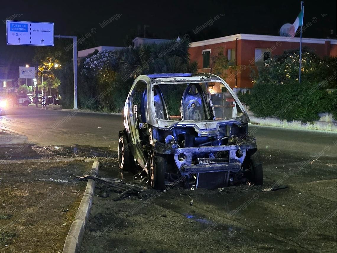 Accosta e l'auto prende fuoco, paura per una ragazza