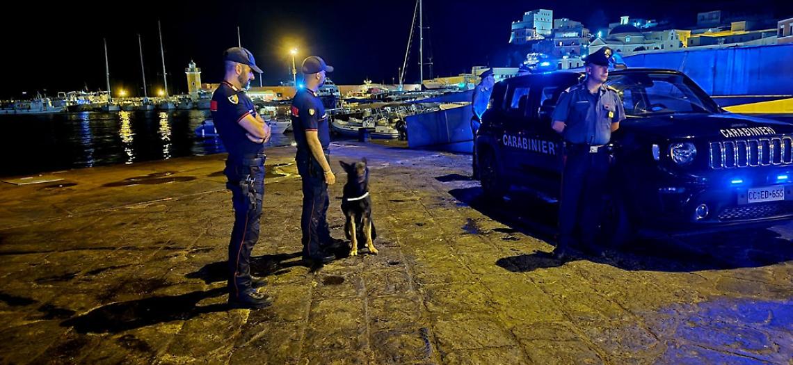 Ponza, controlli dei Carabinieri: droga sequestrata e maxi multa a un’attività