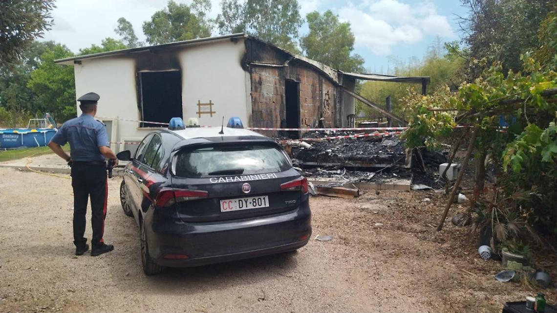 Incendio in casa, sul posto Carabinieri e Vigili del Fuoco