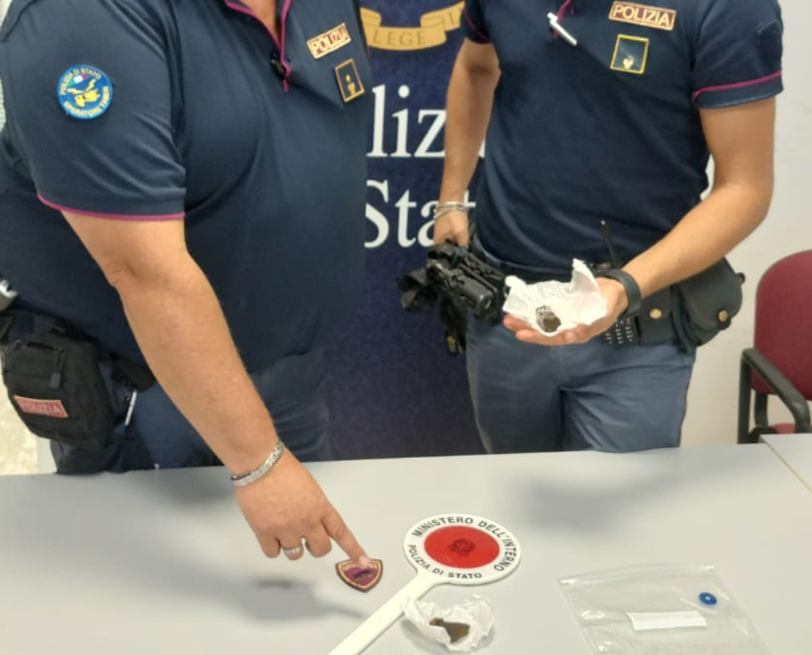 Scappa alla vista dei poliziotti, trovato con l'hashish