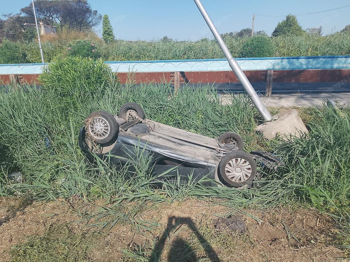 Incidente in viale Pennacchi, auto in un fosso: due feriti