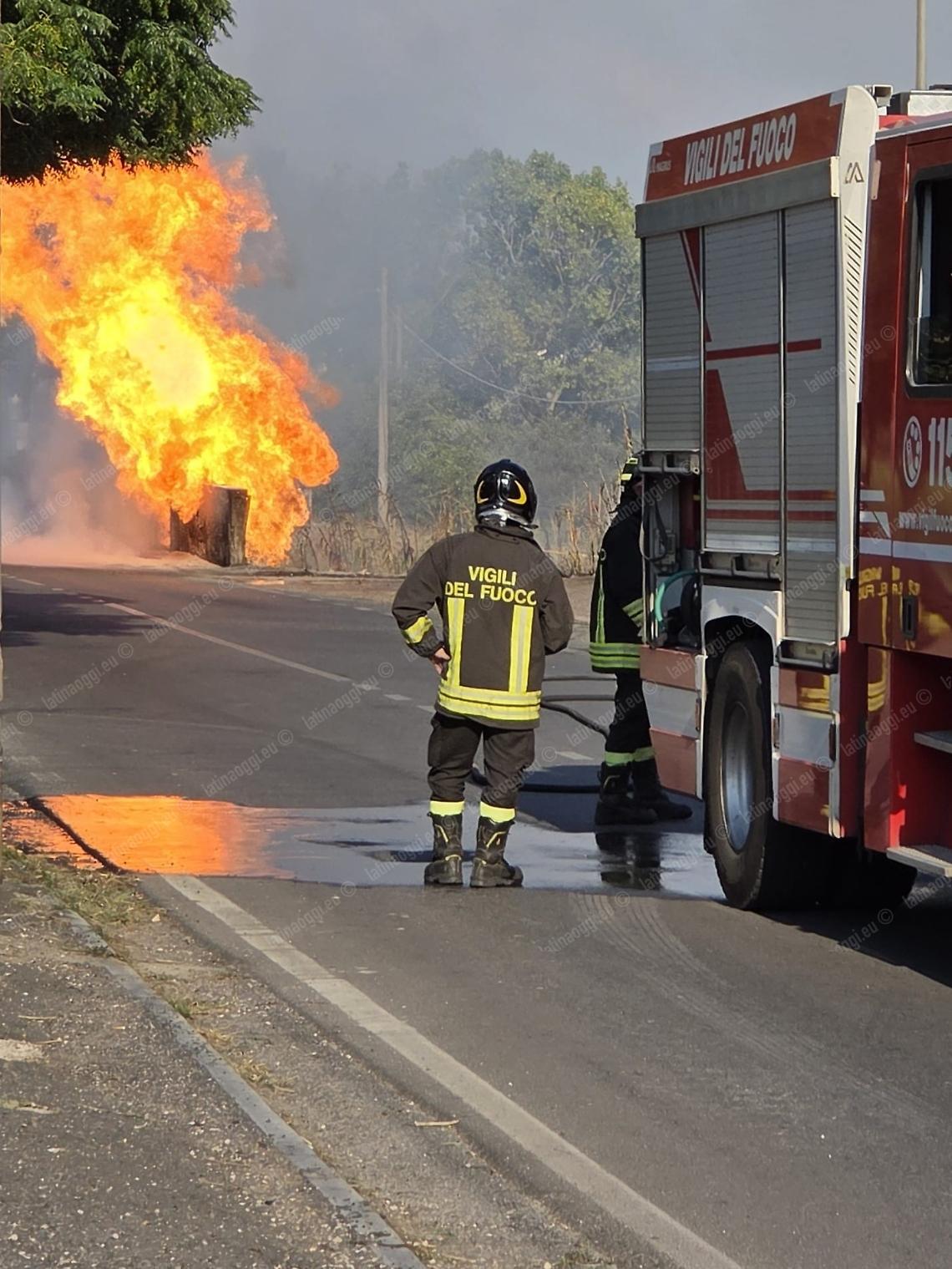 Incendio lungo il Canale delle Acque Alte: sgombero urgente in Via del Crocifisso