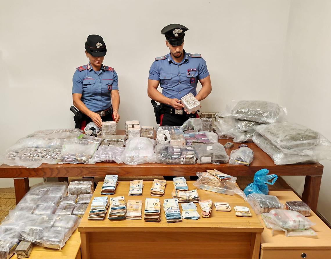 Lotta allo spaccio, sequestrati 50 chili di droga e quasi 100mila euro in contanti