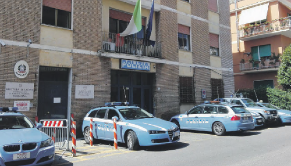Sferra un pugno in faccia alla compagna, arrestato dalla polizia