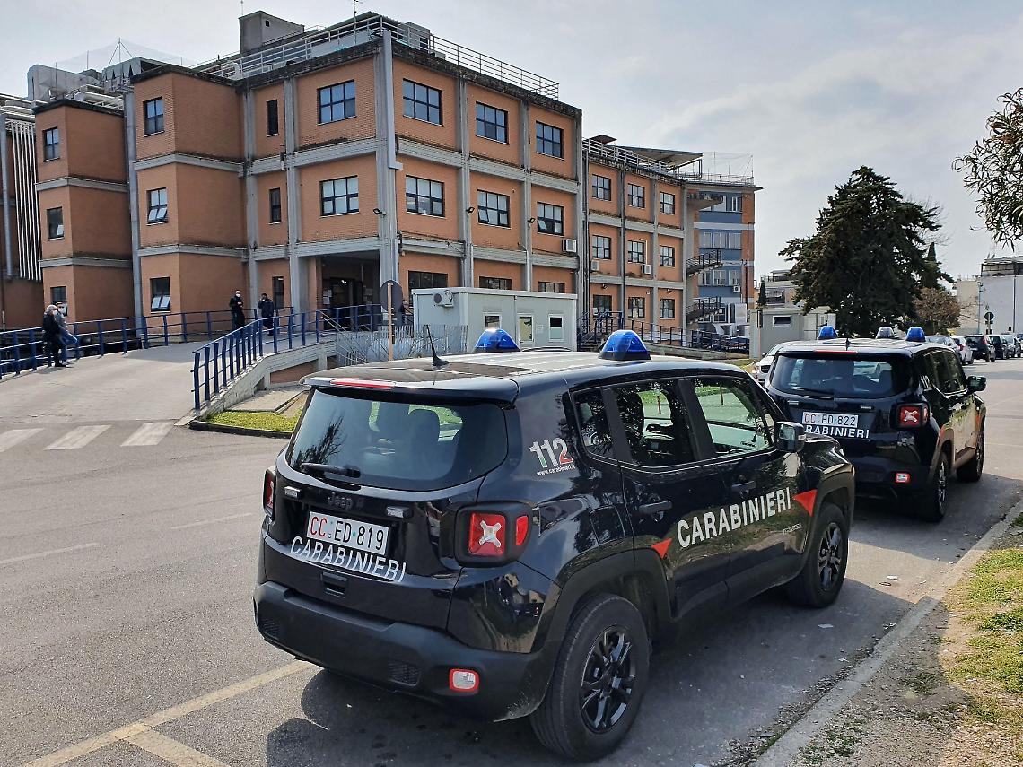 Raptus di follia di una madre, rompe un braccio al figlio di un anno