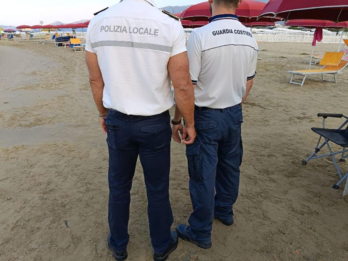 Controlli congiunti sul litorale, sanzioni per stabilimenti e zone parcheggio