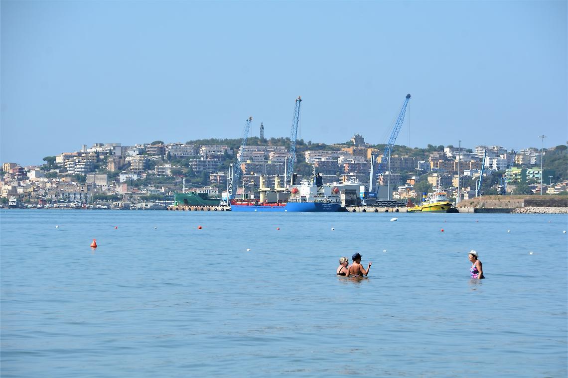 Blitz di  Greenpeace  negli allevamenti ittici del Golfo