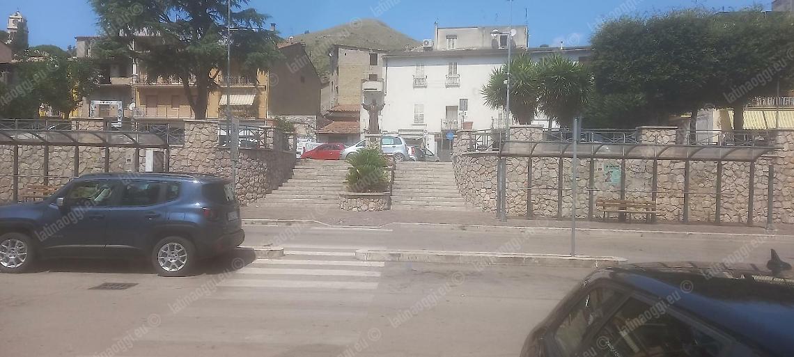 Rissa in piazza finisce  a coltellate