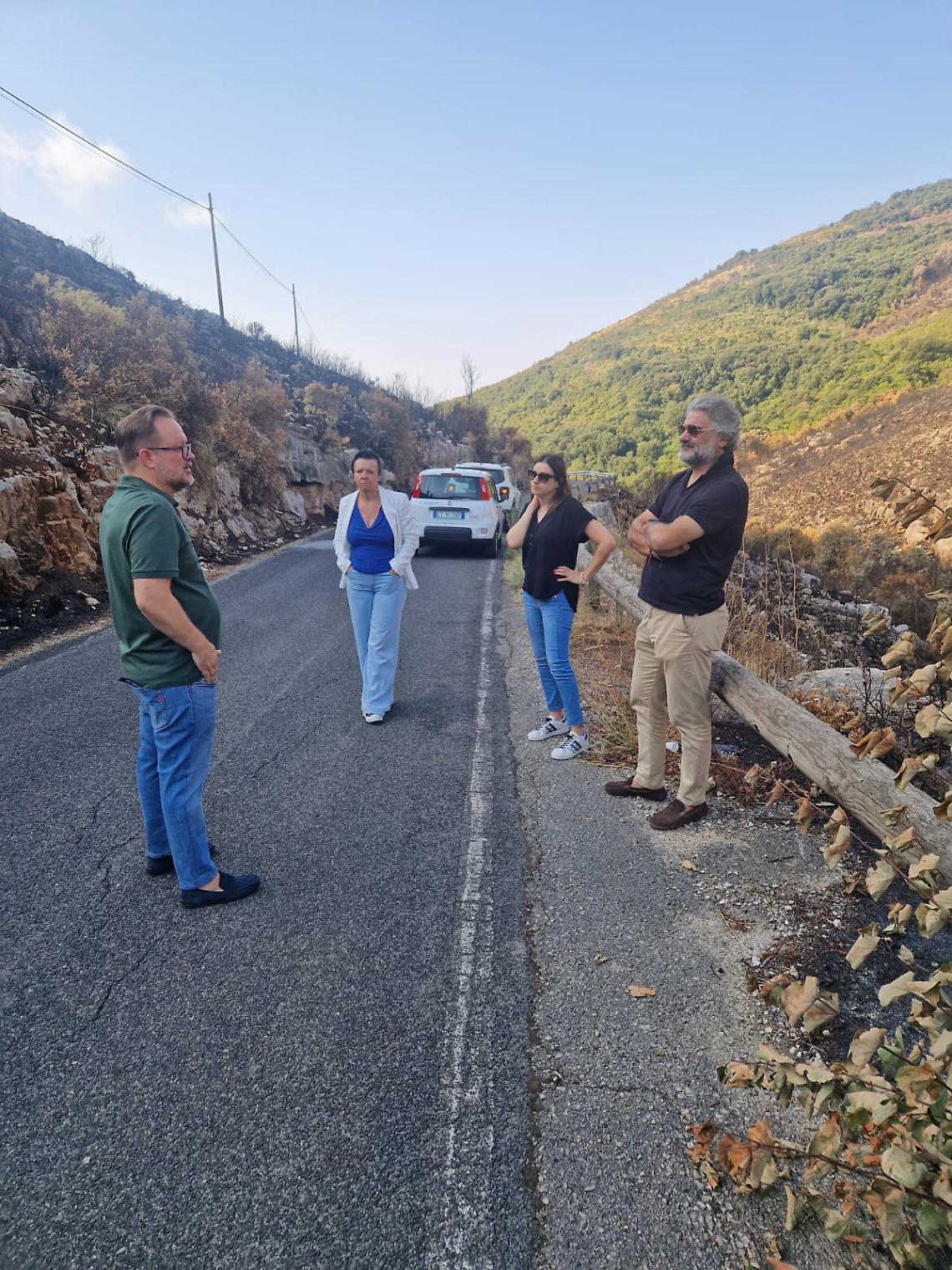 Incendio a Campo Soriano, sopralluogo sulla provinciale: verifiche e primi interventi dopo l’incendio