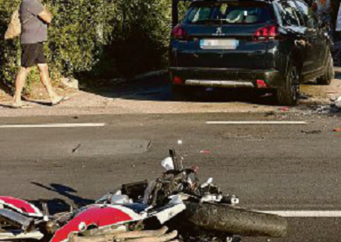 Auto contro moto, feriti padre e figlio