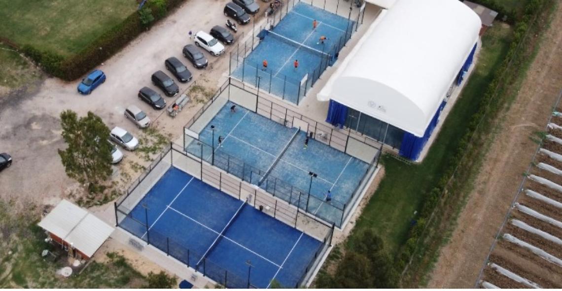 La proprietà non ha demolito gli abusi, confiscato il circolo di padel