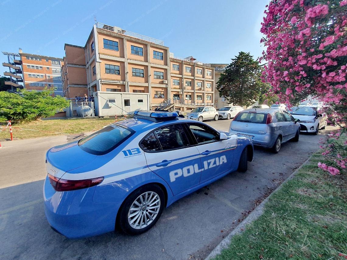 Portato in ospedale in stato di agitazione aggredisce soccorritori e un infermiere 