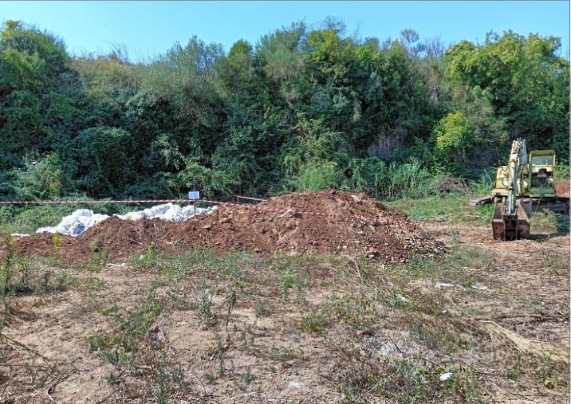Provano a smaltire illegalmente i rifiuti interrandoli in una buca, sequestro nell'azienda agricola 