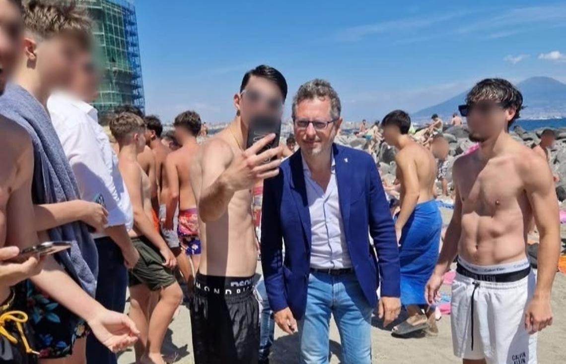 La spiaggia di Sant’Agostino stravolta da ombrelloni abusivi